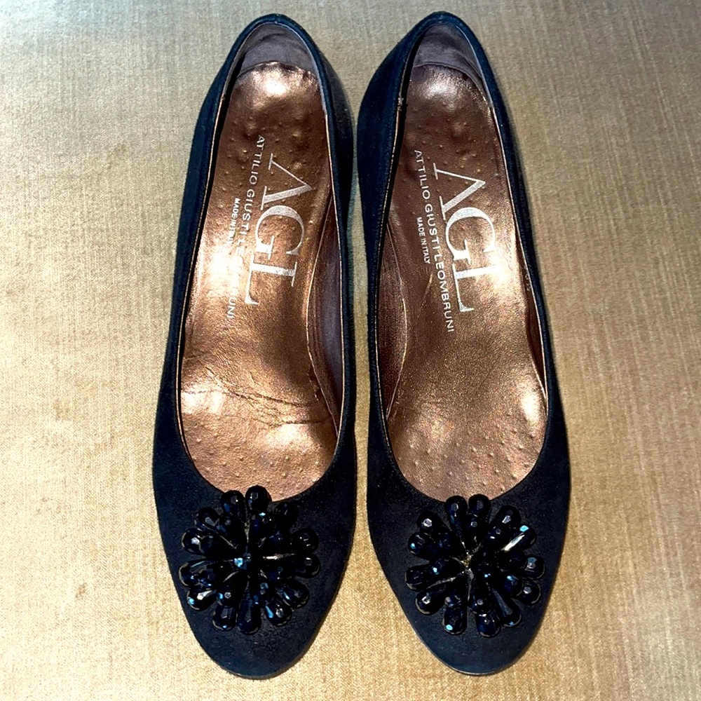 AGL block heel pump black suede
